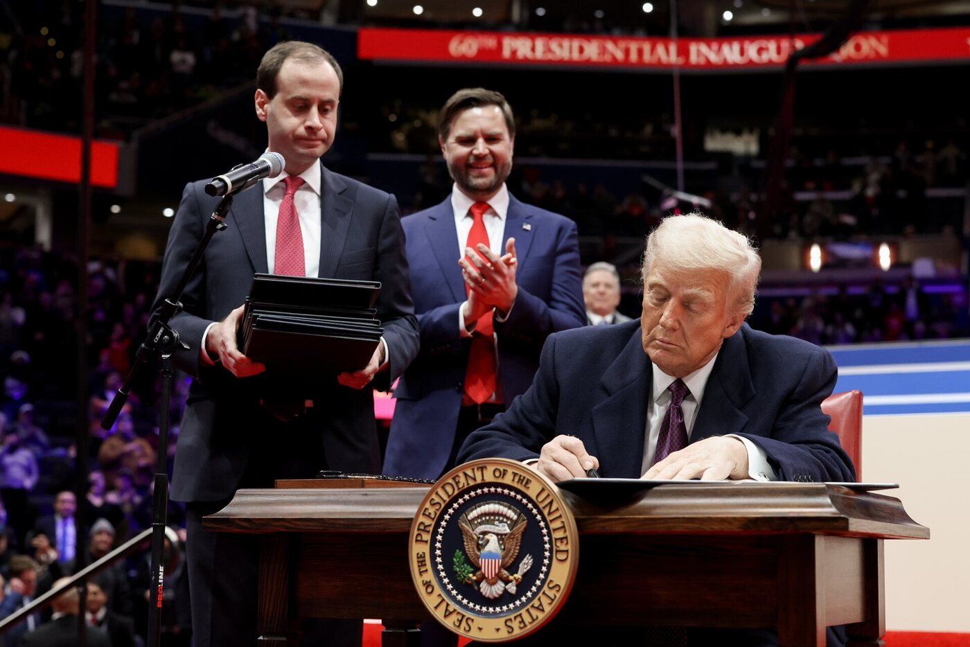 Trump firmando órdenes ejecutivas el 20 de enero de 2025