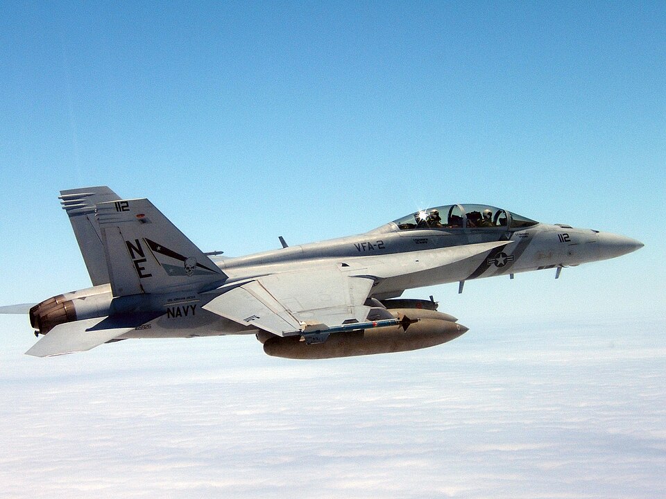 Caza F/A-18 Super Hornet de la Armada de Estados Unidos en vuelo