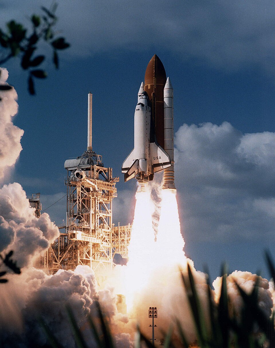 Lanzamiento del transbordador espacial Columbia en la misión STS-80